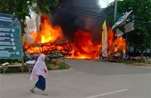 Api saat berkobar hebat di rumah dan kios-kios depan Pasar Gerbang Raja Mangkurawang