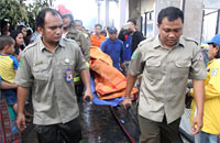 Petugas SAR BPBD Kukar membawa jasad korban menuju RSUD AM Parikesit