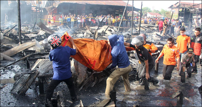 Petugas SAR gabungan melakukan evakuasi jasad Siti Maria Ulfa alias Maulida (9) yang tewas terpanggang dalam kebakaran hebat di Tenggarong, Selasa (13/12) sore