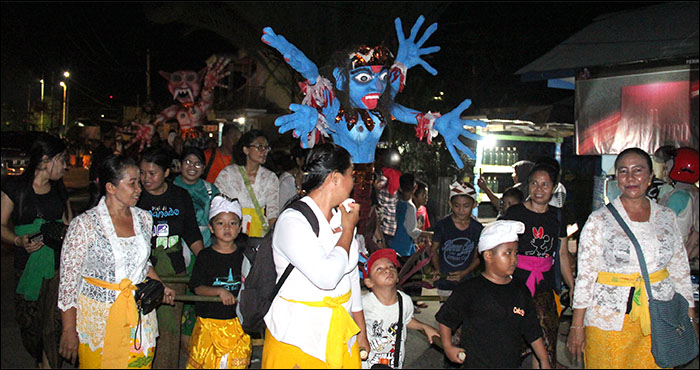 Umat Hindu Dharma di kota Tenggarong saat melakukan pawai ogoh-ogoh dalam rangka menyambut Nyepi, Rabu (06/03) malam