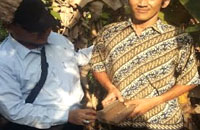 Petugas mengamankan barang bukti dompet yang sebelumnya dibuang tersangka Jy (kanan)