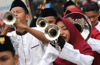 Anggota Marching Band SMAN 1 Tenggarong ikut ambil bagian menyemarakkan Pawai Taaruf