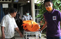 Petugas mengevakuasi jasad Ahmad Junaidi yang ditemukan bunuh diri di dalam kamar