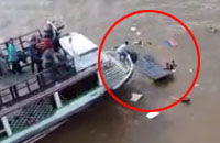 Potongan gambar dari rekaman video warga dari atas jembatan Repo-Repo yang merekam momen penyelamatan para penumpang perahu ketinting