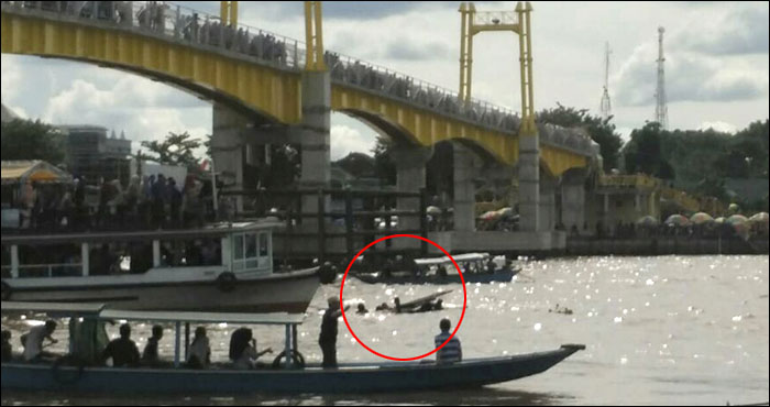 Detik-detik tenggelamnya perahu ketinting setelah menabrak bagian samping kapal wisata Pulau Kumala