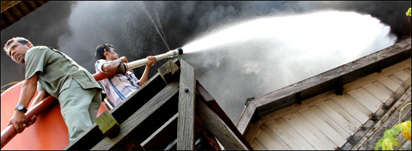 Upaya pemadaman kebakaran di Kelurahan Baru berlangsung cukup singkat sehingga tidak sempat merembet ke rumah warga lainnya