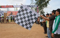Wabup Ghufron Yusuf mengangkat bendera start tanda dimulainya Kejurnas Super Grasstrack dan Motocross