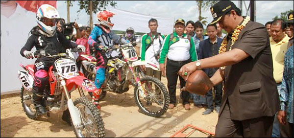 Wabup Kukar HM Ghufron Yusuf meresmikan sirkuit Bendang Raya yang ditandai dengan penyiraman air bunga dari kendi di garis <i>start</i>
