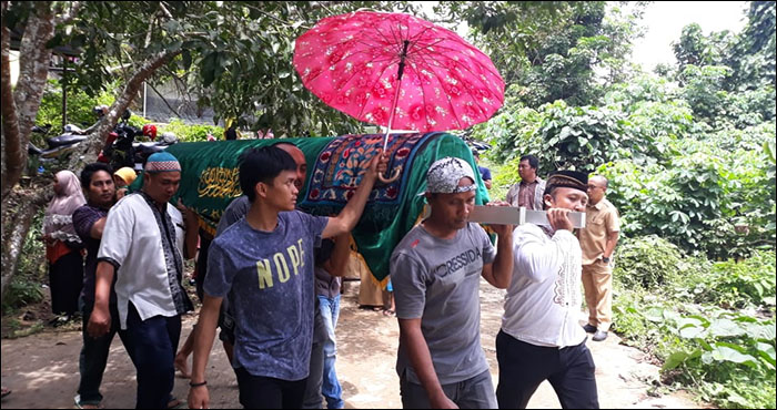 Jenazah Roni, pegawai Kelurahan Sukarame, saat diberangkatkan dari rumah duka menuju pemakaman