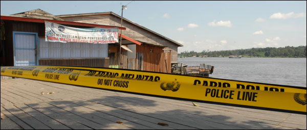 Garis polisi telah dipasang di dermaga ferry kawasan Gunung Pedidik, Kelurahan Sukarame, setelah insiden tenggelamnya ferry tradisional pada Sabtu (01/02) sore kemarin