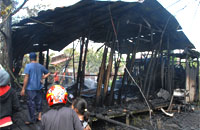 Regu PMK Kukar berhasil menjinakkan api sehingga tak merambat ke rumah warga lainnya di Gang I Jalan Awang Long Senopati