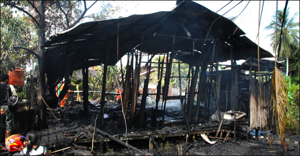 Satu bangunan rumah kontrakan dua pintu di RT 2 Kelurahan Sukarame, Tenggarong, ludes terbakar Kamis (31/07) siang kemarin 