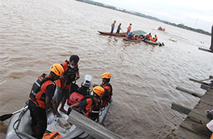 Tim SAR gabungan berupaya mencari pekerja pencucian yang tenggelam di sungai Mahakam