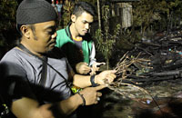 Kaur INAFIS Polres Kukar Bripka Dian Heri Wahyudi menunjukkan bekas rangkaian kabel tembaga yang menjadi pemicu terjadinya korsleting listrik