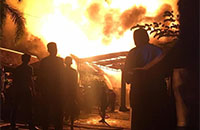 Kobaran api melahap rumah warga yang terbuat dari kayu