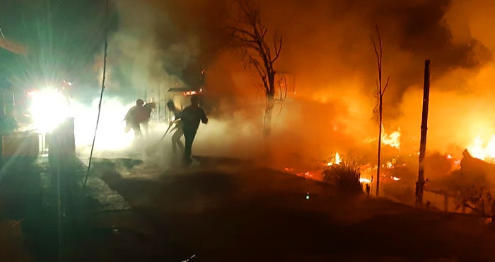 Petugas PMK dari BPBD Kukar dibantu Satpol PP Kukar dan relawan lainnya mencoba memadamkan api yang masih berkobar