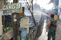 Kebakaran yang menghanguskan sebuah rumah kosong ini juga sempat membuat atap sebuah rumah di Gang 9 ikut terbakar