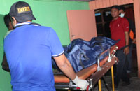 Jasad EF dievakuasi petugas INAFIS Polres Kukar dari kamar kosnya