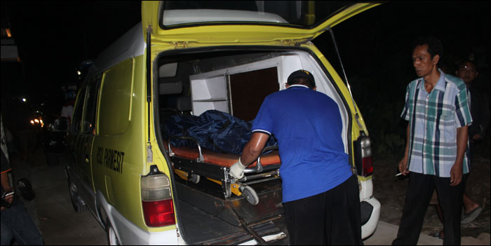 Petugas mengevakuasi jasad EF ke RSUD AM Parikesit, Tenggarong Seberang, Selasa (29/12) malam