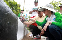 Bupati Kukar Rita Widyasari didampingi Wabup HM Ghufron Yusuf saat mengecat pinggiran trotoar di Jalan Pesut, Tenggarong, Sabtu (05/04) lalu