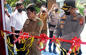 Asisten III Setkab Kukar Totok Heru Subroto dan Wakapolres Kukar Kompol Angga Indarta menggunting pita di depan Posko KTAN Kelurahan Panji