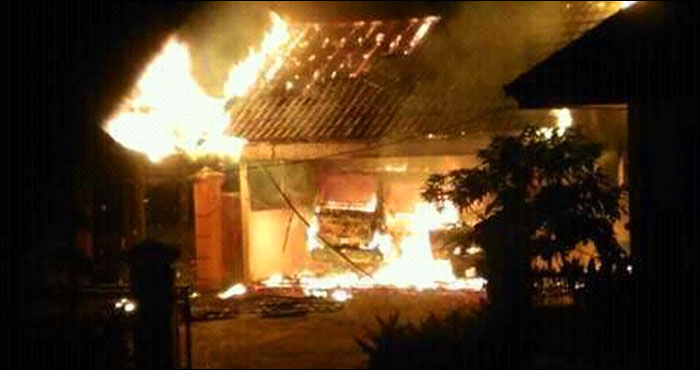Api berkobar hebat di garasi Panti Sosial Asuhan Anak Kukar setelah mobil Isuzu Elf milik panti sosial itu terbakar