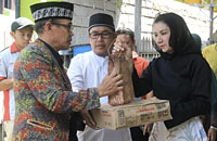 Bupati Rita Widyasari menyerahkan bantuan uang kepada Lurah Melayu, Rustam Effendi, untuk diserahkan kepada korban kebakaran