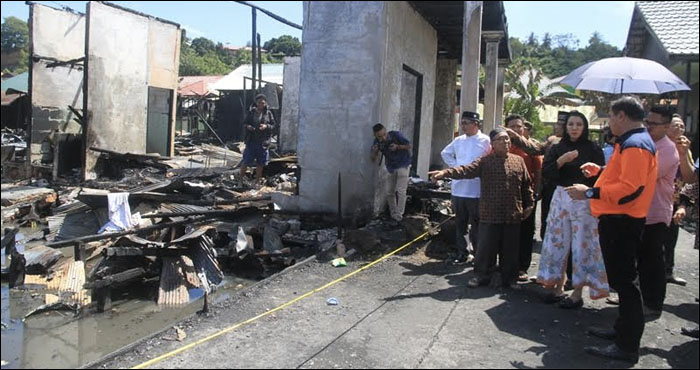 Bupati Kukar Rita Widyasari saat meninjau lokasi kebakaran di Jalan Gunung Pegat, Gang Beringin II, Tenggarong, Jum'at (16/12) lalu