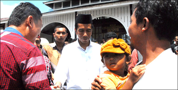 Joko Widodo saat berkunjung ke Tenggarong sebelum pencapresan dirinya. Jokowi sendiri menang telak di Kukar pada Pilpres 9 Juli 2014 setelah meraih 63,79 persen dukungan suara
