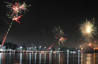 Sebagian warga menyambut tahun baru dengan menyalakan kembang api 