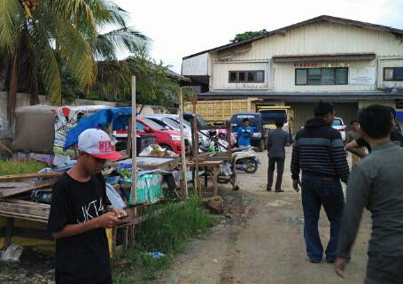 Anggota Satpol PP Kukar mendatangi beberapa lokasi pasar tumpah