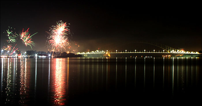 Tepat pukul 00.00 WITA, warga menyalakan kembang api di kawasan tepi sungai Mahakam