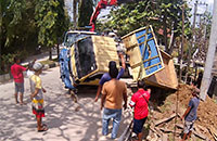 Truk pengangkut tanah urugan yang terguling saat dievakuasi mobil derek Dishub Kukar