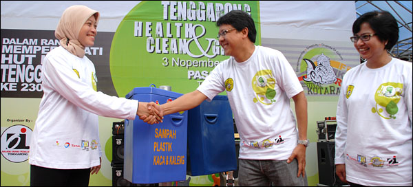 Kepala Disbudpar Sri Wahyuni menerima tong sampah secara simbolis dari Kepala Departemen Lingkungan Total E&P Indonesie Krishna Ismaputra dan Kepala Divisi Komunikasi & Kehumasan Theresia Siahaan
