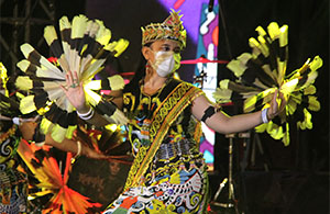 Suguhan tarian Dayak dari desa Lekaq Kidau turut tampil pada gelaran Tenggarong Creative Fest