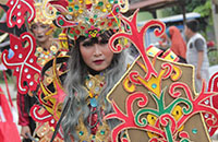 Salah satu talent TKC yang mengenakan kostum dengan tema Mandau