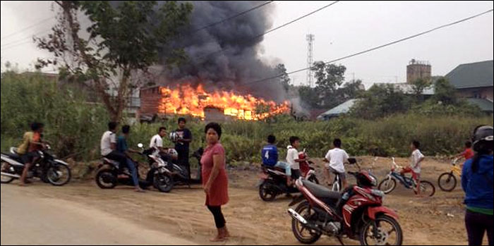 Api berkobar hebat di kawasan RT 1 desa Teluk Dalam, Tenggarong Seberang, Minggu (20/09) sore