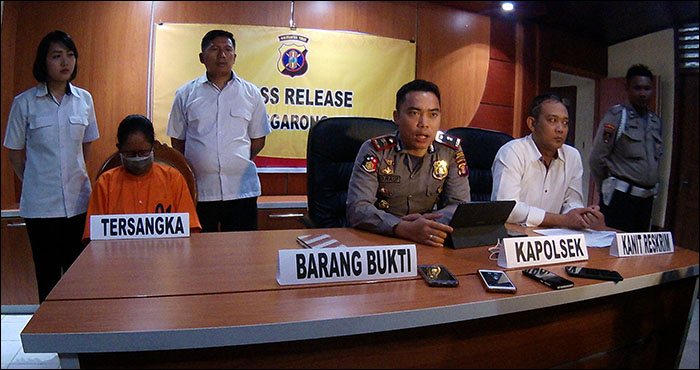 Kapolsek Tenggarong Seberang Iptu Abdul Rauf saat memberikan keterangan pers terkait penangkapan tersangka pelaku trafficking
