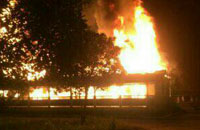 Api berkobar hebat melahap salah satu barak di Asrama Atlet Tenggarong Seberang, Senin (29/05) dini hari