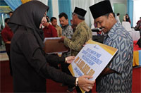 Bupati Kukar secara simbolis menyerahkan bantuan CSR Bankaltim kepada perwakilan Masjid Nurussalam