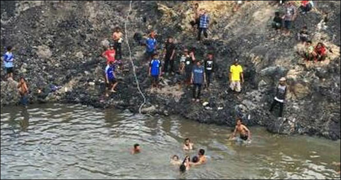 Suasana pencarian Ari yang tenggelam di kolam tambang langsung dilakukan oleh warga setempat pada Minggu (04/11) kemarin