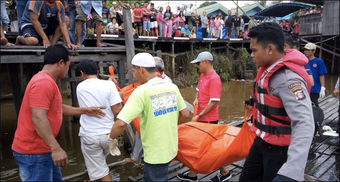 Jasad ibu rumah tangga yang tenggelam di desa Embalut pada Sabtu (02/07) lalu akhirnya ditemukan mengambang Senin (04/07) siang