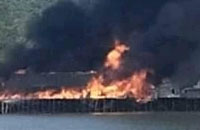 Kebakaran di desa Loa Ulung dilihat dari seberang sungai Mahakam