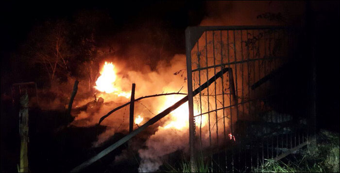 Api masih berkobar di gudang ban milik perusahaan tambang PT Fajar Bumi Sakti di desa Loa Ulung, Tenggarong Seberang, Selasa (26/04) malam