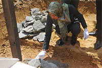 Bupati Kukar Rita Widyasari melakukan pelatakan batu pertama dimulainya pembangunan Masjid Nurul Huda
