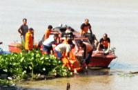 Tim SAR BPBD Kukar melakukan evakuasi mayat pria yang mengambang di sungai Mahakam, desa Perjiwa, Tenggarong Seberang