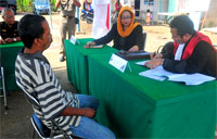 Warga yang tak membawa KTP langsung menjalani sidang di lokasi pelaksanaan Operasi Yustisi