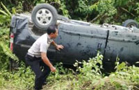 Petugas kepolisian memeriksa kondisi mobil Daihatsu Gran Max yang terguling di Tenggarong Seberang