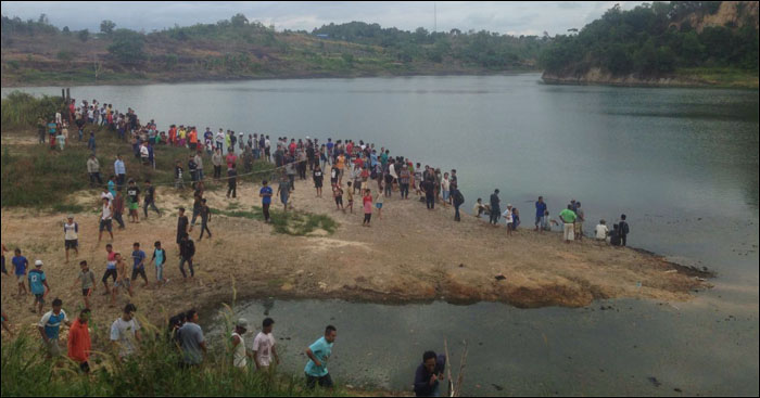 Warga desa Bukit Raya mendadak gempar setelah mendapat kabar adanya dua pelajar yang tenggelam di kolam eks tambang