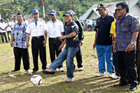 Camat Tenggarong Seberang Totok Sunarto melakukan tendangan bola pertama sebagai tanda dibukanya Turnamen Sepak Bola se-Tenggarong Seberang